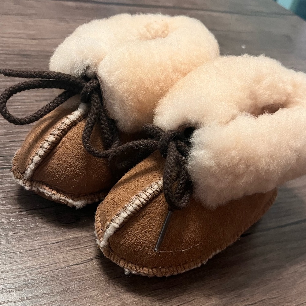 🌼 3 for $20 Minnetonka Sheep Skin Baby Slipper Booties